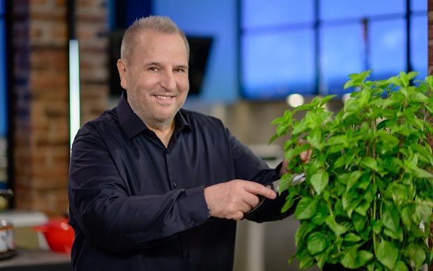 «Chef στην κουζίνα σας», με τον Βαγγέλη Δρίσκα – Καλοκαιρινή στραπατσάδα, αφράτα σκορδοτυρόψωμα και ένα πεντανόστιμο κέικ με κότατζ, μέλι και βερίκοκα
