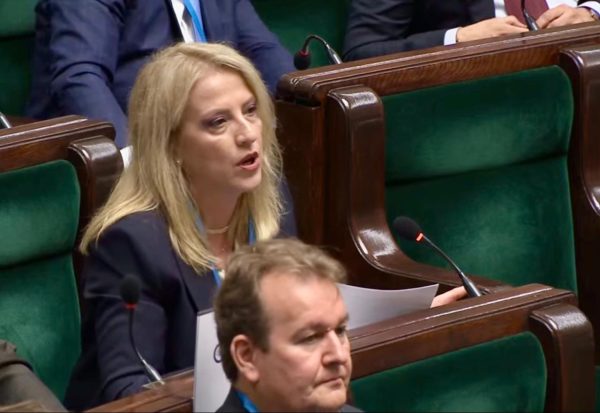 Η Ρ. Δούρου μιλάει για την κούρσα εξοπλισμών της ΕΕ και τη γενοκτονία στη Γάζα.