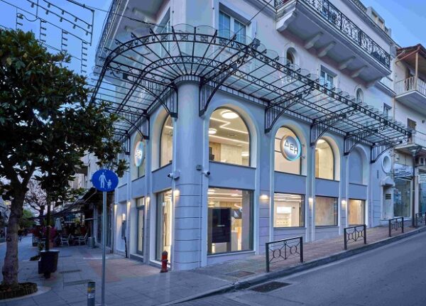 Εξωτερική όψη ενός καταστήματος ΔΕΗ νέας γενιάς, με σύγχρονη αρχιτεκτονική και φωτισμό, σε πανελλαδικό δίκτυο.