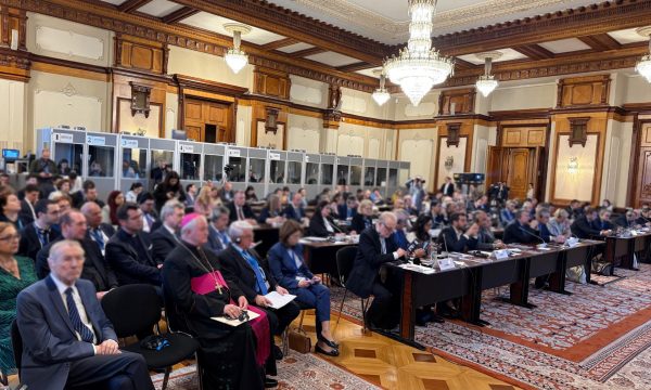 Ορθόδοξοι βουλευτές και εκπρόσωποι παρακολουθούν τη συζήτηση για την Αγία Αικατερίνη του Σινά σε αίθουσα συνεδριάσεων.