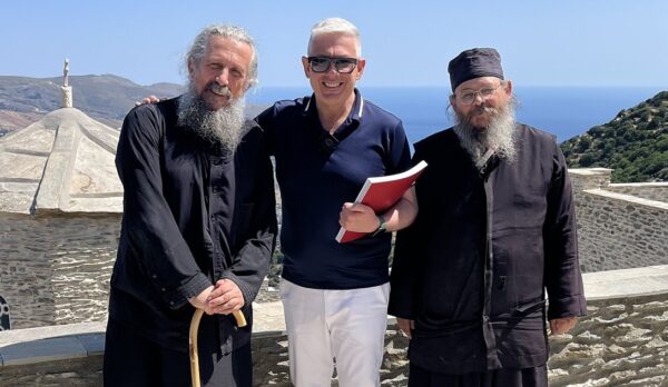 Ο Τάσος Δούσης με δύο ιερείς στην Άνδρο, στο πλαίσιο των γυρισμάτων της εκπομπής «ΕΙΚΟΝΕΣ».