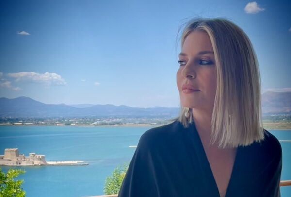 Η πρωταγωνίστρια της νέας καθημερινής σειράς του Alpha, «Να μ’ αγαπάς», ποζάρει με φόντο τη θάλασσα και το κάστρο.