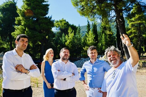 Ο Νίκος Χαρδαλιάς με συνεργάτες στον Δήμο Μάνδρας – Ειδυλλίας, συζητώντας για έργα που σώζουν ζωές και ενισχύουν την ανάπτυξη.