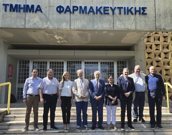 Ομάδα φαρμακοποιών μπροστά από το τμήμα φαρμακευτικής για τα πανεπιστημιακά σεμινάρια ψηφιακού μετασχηματισμού.