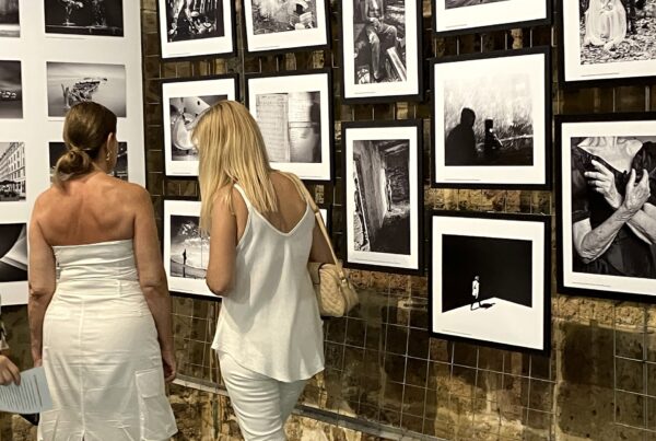 Γυναίκες θαυμάζουν εκθέματα φωτογραφίας στο 8ο Chania International Photo Festival που ξεκίνησε.