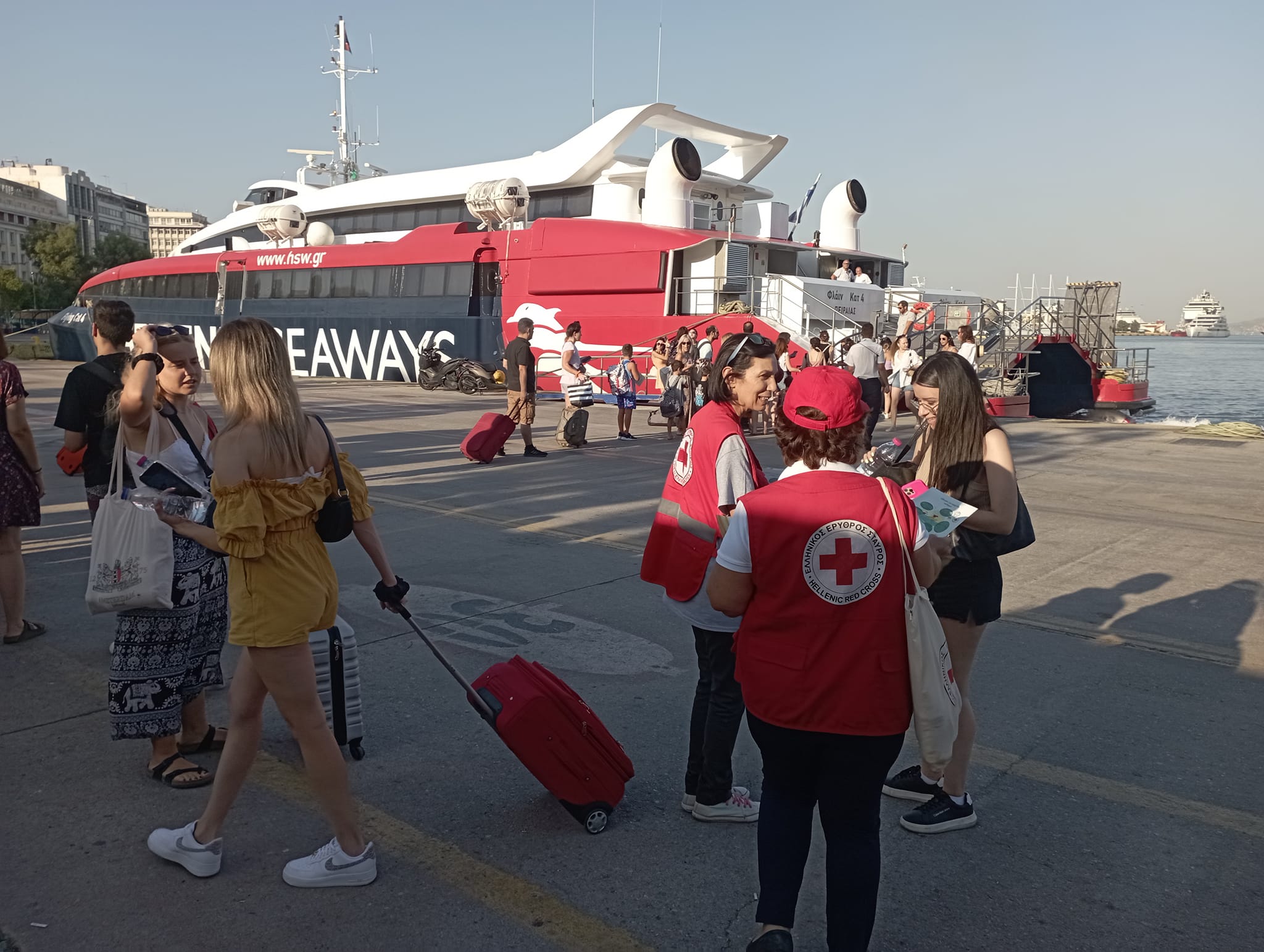 Ο Ελληνικός Ερυθρός Σταυρός διοργανώνει δράση ενημέρωσης των εκδρομέων για την ασφαλή κολύμβηση και την προστασία από τον καύσωνα στο λιμάνι του Πειραιά