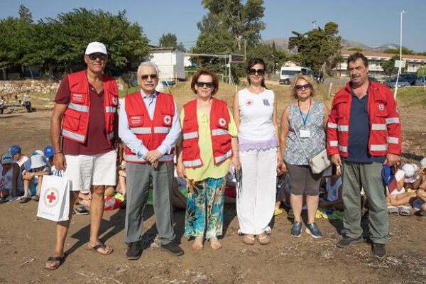Εκπρόσωποι του Ελληνικού Ερυθρού Σταυρού ενημερώνουν παιδιά για την ασφαλή κολύμβηση σε κατασκήνωση του Δήμου Αθηναίων.
