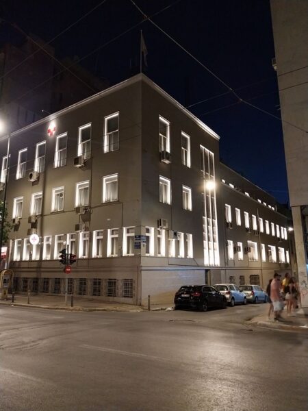 Το εμβληματικό κτήριο "Πρώτων Βοηθειών" του Ελληνικού Ερυθρού Σταυρού φωτισμένο τη νύχτα.