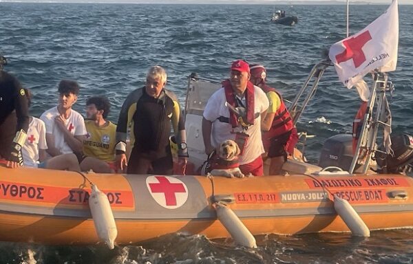 Ομάδα του Ελληνικού Ερυθρού Σταυρού με σκύλο-διασώστη και ναυαγοσώστες σε σκάφος διάσωσης στο υγρό στοιχείο.
