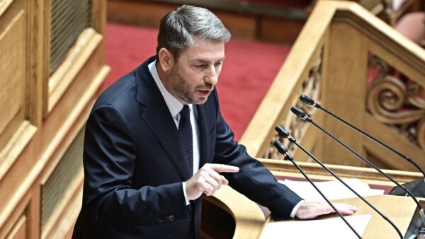 Ο Ν. Ανδρουλάκης μιλά στη Βουλή για τους μπλε φακέλους του επιτελικού κράτους και τα μπλε φακελάκια.