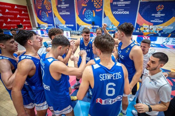 Η εθνική Ελλάδας U18 πανηγυρίζει στον αγώνα Ευρωμπάσκετ U18 εναντίον της Λιθουανίας.