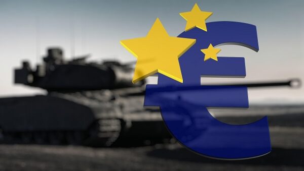 Σύμβολο ευρώ με σημαία ΕΕ και τανκ στο φόντο, απεικονίζοντας τη στρατιωτικοποίηση της Ευρώπης.