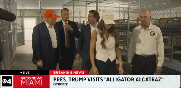Ο Πρόεδρος Τραμπ επισκέπτεται το «Alligator Alcatraz» μαζί με άλλους αξιωματούχους και συνοδούς.