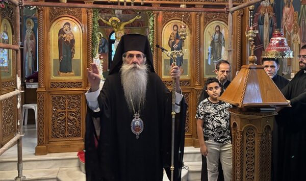 Ο Πειραιώς Σεραφείμ μιλάει για το προσωπικό παράδειγμα, με φόντο την εκκλησία και τους πιστούς.