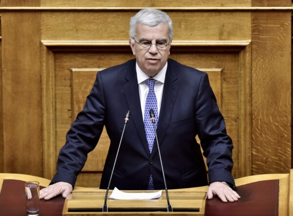 Στρατός Σιμόπουλος μιλάει στη Βουλή για τη ΔΕΘ, θέτοντας ερωτήματα στους αρμόδιους υπουργούς.