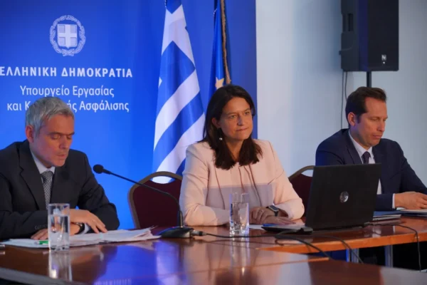 Η Υπουργός Εργασίας Νίκη Κεραμέως παρουσιάζει τους άξονες του νέου νομοσχεδίου για τη δίκαιη εργασία.