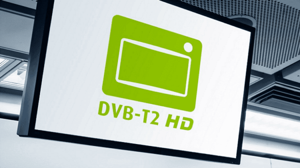 Γραφικό με το λογότυπο DVB-T2 HD σε οθόνη τηλεόρασης, σχετικό με την εφαρμογή του νέου προτύπου.