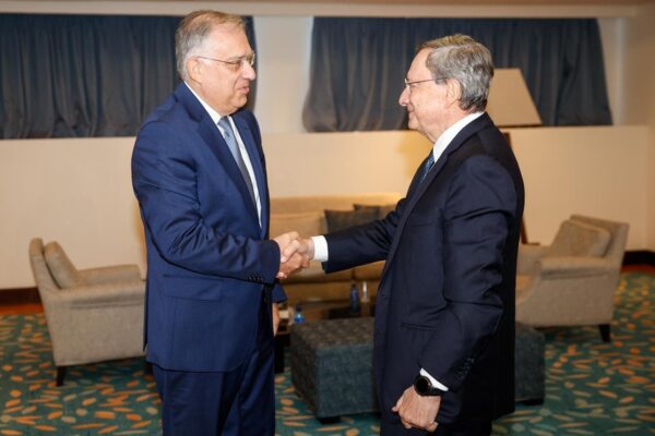 Ο Υπουργός Ανάπτυξης Τάκης Θεοδωρικάκος συναντά τον Μάριο Ντράγκι σε επίσημη συνάντηση.