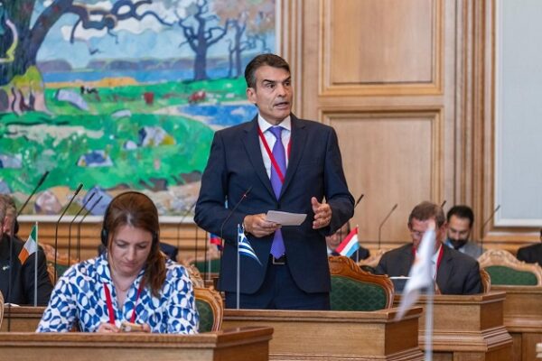 Ο Δημήτρης Κούβελας μιλάει στη Διάσκεψη των Προέδρων των Επιτροπών Ευρωπαϊκών Υποθέσεων για τη μετανάστευση.