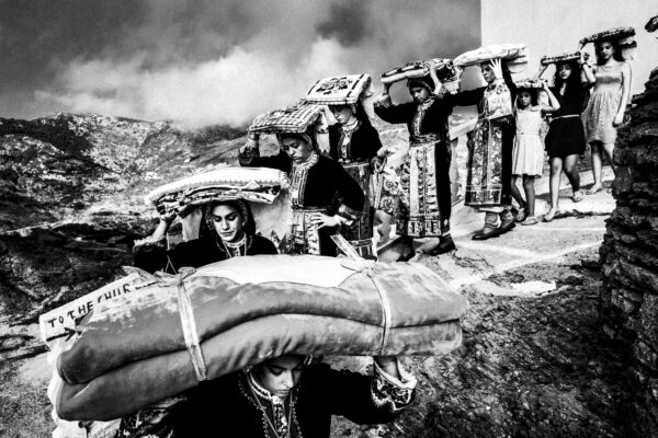Γιώργος Τατάκης νικητής του Βραβείου Δημοτικών Μουσείων Τεργέστης, γυναίκες με παραδοσιακές φορεσιές μεταφέρουν αντικείμενα.