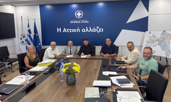 Ο Νίκος Χαρδαλιάς και συνεργάτες συζητούν για το ιστορικό Κλειστό Γυμναστήριο Μίλωνα στην Αττική.