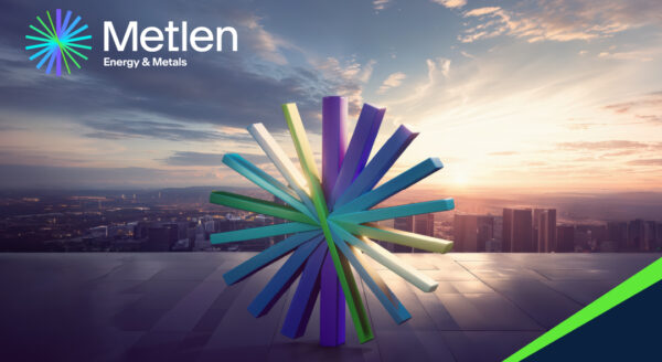 Η METLEN Energy & Metals γιορτάζει την έναρξη διαπραγμάτευσης στο Χρηματιστήριο του Λονδίνου με ένα εντυπωσιακό λογότυπο και φόντο πόλης.