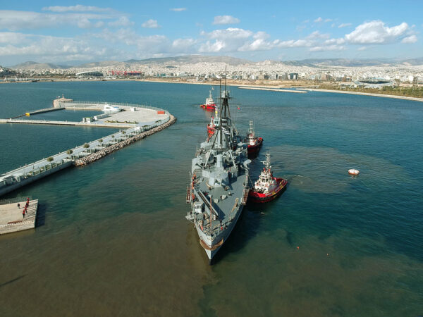 Το Θωρηκτό Αβέρωφ με ρυμουλκά πλοία προσεγγίζει την προβλήτα για το νέο ψηφιακό μουσείο παγκόσμιας εμβέλειας.