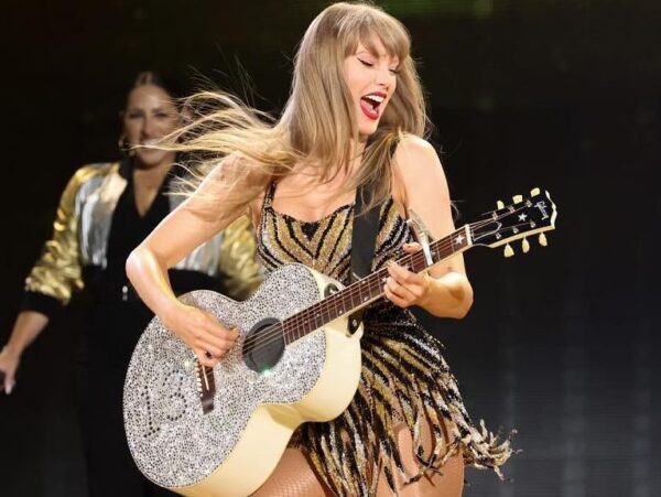 Η Taylor Swift παίζει κιθάρα στη σκηνή, ενώ το τραγούδι Cruel Summer κατακτά ένα ακόμα ρεκόρ.