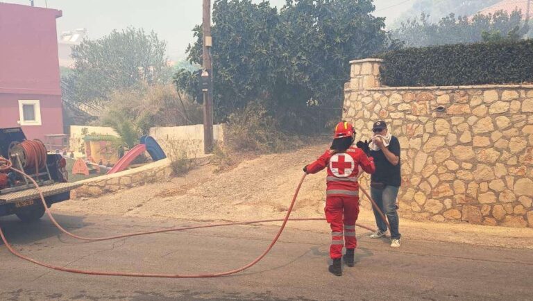 Πυρκαγιές σε όλη την Ελλαδα! Ελληνικός Ερυθρός Σταυρός: Εθελοντές Σαμαρείτες στη μάχη!