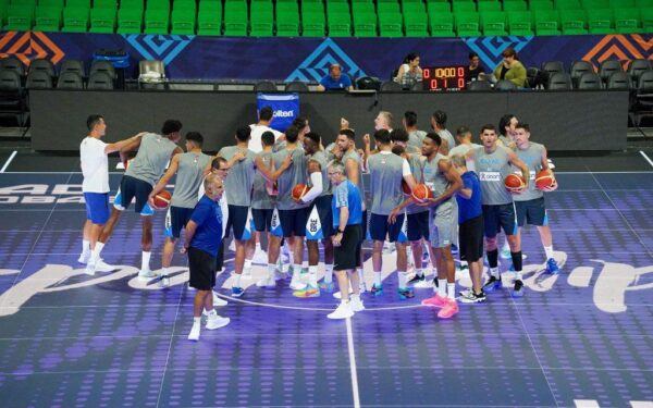 Η Εθνική Ανδρών Μπάσκετ συγκεντρωμένη στο παρκέ πριν το πρώτο τεστ με το Βέλγιο.
