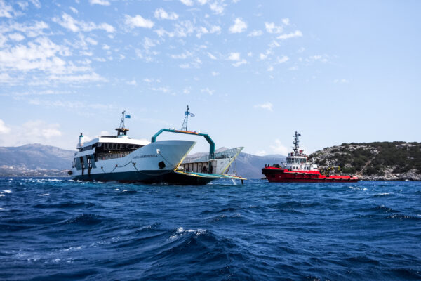 Ρυμουλκό πλοίο βοηθά στην αποκόλληση του ferry στα Νέα Στύρα, ολοκληρώνοντας την επιχείρηση διάσωσης.