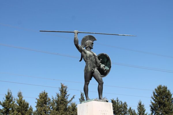 Άγαλμα πολεμιστή με δόρυ και ασπίδα, που συμβολίζει τη Μάχη των Θερμοπυλών και την ανδρεία των Σπαρτιατών.