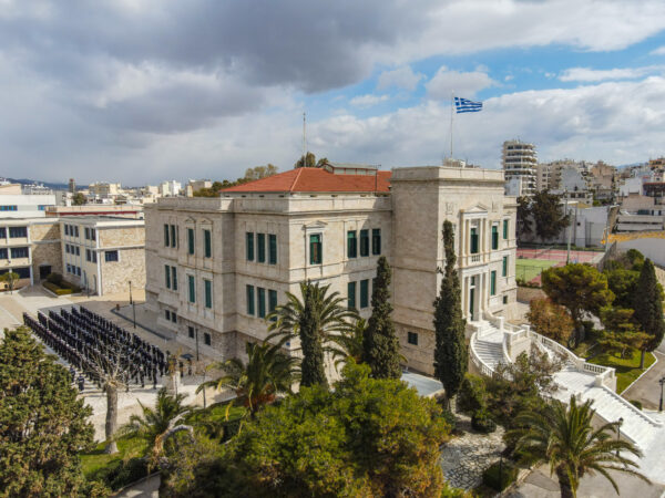 Εντυπωσιακό κτίριο της Σχολής Δοκίμων με Έλληνες στρατιωτικούς παρατεταγμένους στην αυλή.