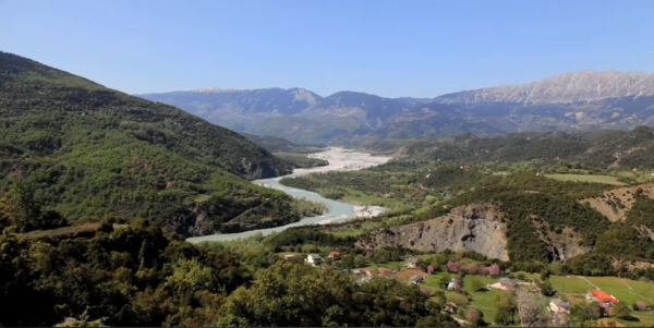 Το Υδροηλεκτρικό Αυλακίου στην Κοιλάδα Αχελώου παρουσιάζεται ως ένα τοπίο με ποτάμι και βουνά.