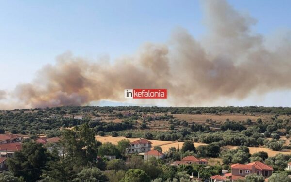 Πυκνοί καπνοί από πυρκαγιά καλύπτουν τον ουρανό πάνω από την Κεφαλονιά, μαρτυρώντας την έκταση της καταστροφής.