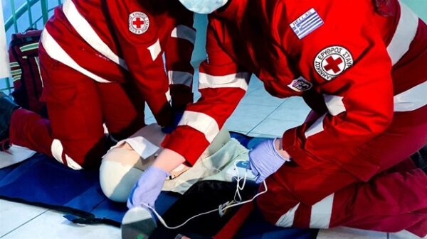 Εθελοντές του Ελληνικού Ερυθρού Σταυρού εκπαιδεύονται σε τεχνικές ανάνηψης για περιστατικά καρδιακής ανακοπής.