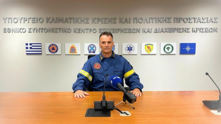 Μάχη με τις φλόγες δίνουν οι πυροσβεστικές δυνάμεις για να σώσουν πολίτες και… σπίτια!