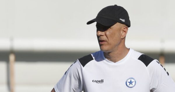 Ο Λ. Βόκολος στο "Π" αναφέρεται στη δυστοκία, φορώντας αθλητική εμφάνιση με καπέλο.