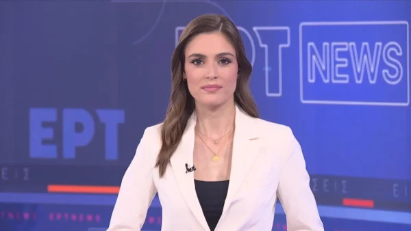 Η Αδαμαντία Λιόλιου παρουσιάζει ειδήσεις στην ΕΡΤ με κοστούμι και κοσμήματα.