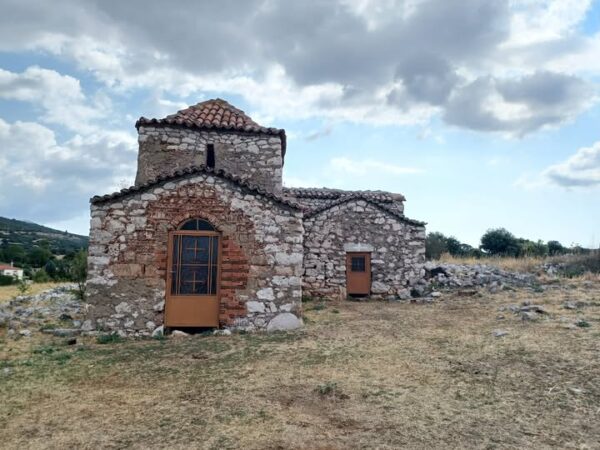 Η Παλαιά Μονή Ταλαντίου σε κατάσταση εγκατάλειψης, με το υπουργείο να καλείται να λάβει πρωτοβουλίες για τη διάσωσή της.