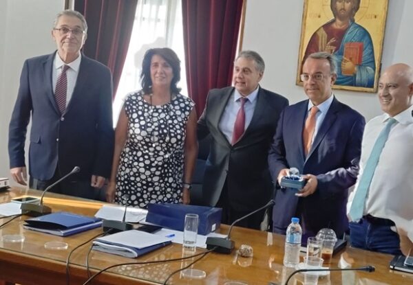 Ο Χρήστος Σταϊκούρας στο Δ.Σ. του Επιμελητηρίου για τις υποδομές που θα τονώσουν την επιχειρηματικότητα.