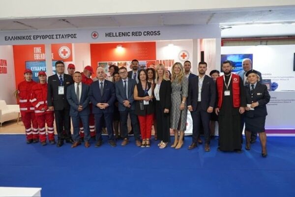 Ομάδα του Ελληνικού Ερυθρού Σταυρού στην 89η Διεθνή Έκθεση Θεσσαλονίκης, όπου προσέλκυσε εκατοντάδες επισκέπτες και νέους εθελοντές.