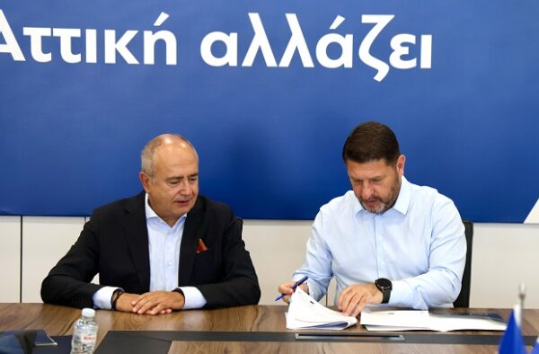 Ο Νίκος Χαρδαλιάς και συνεργάτης του υπογράφουν συμφωνία για σύγχρονα και ασφαλή σχολεία στην Αττική.