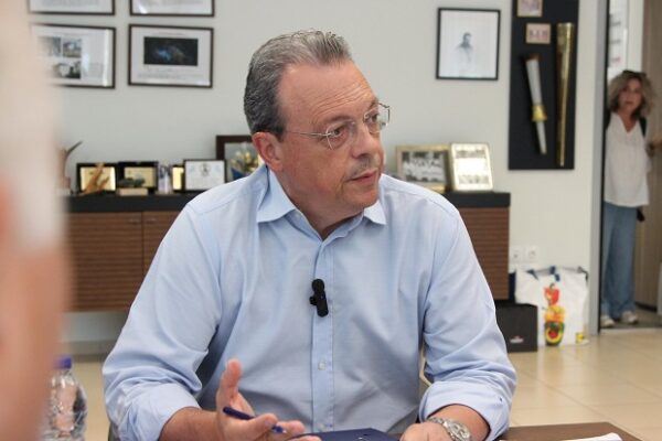 Σωκράτης Φάμελλος από Περιφέρεια Θεσσαλίας εκφράζει ανησυχία για την ανεπάρκεια της κυβέρνησης σχετικά με την ευλογιά των αιγοπροβάτων.