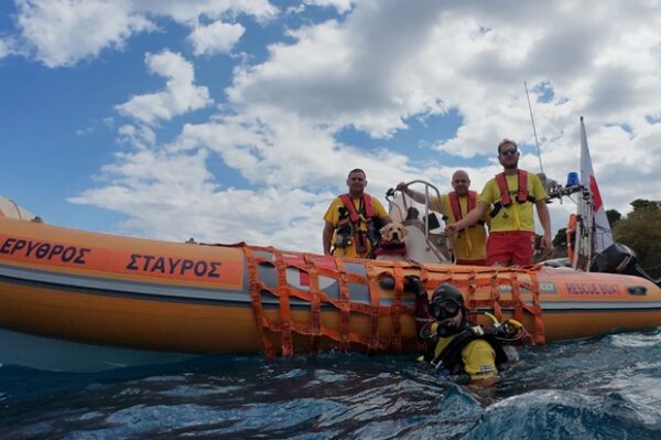 Ομάδα του Ελληνικού Ερυθρού Σταυρού με δύτη και σκύλο συμμετέχει στον υποθαλάσσιο καθαρισμό του λιμένα Αιγίου.