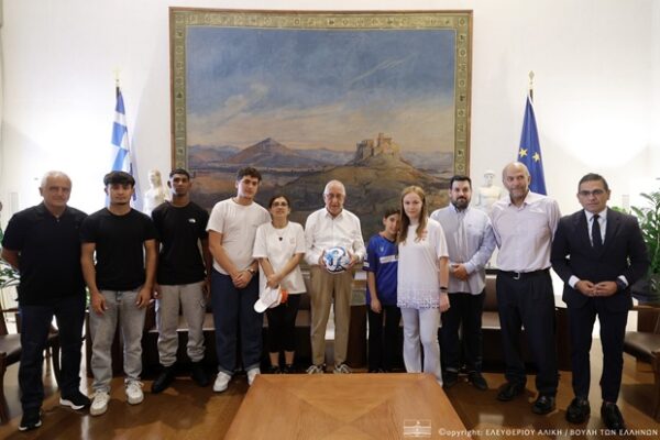 Ο Πρόεδρος της Βουλής των Ελλήνων συναντά την Εθνική Ομάδα Αστέγων, με την παρουσία αθλητών και στελεχών.