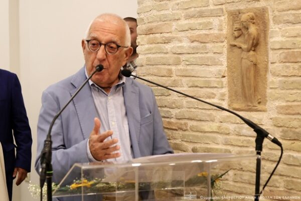 Ο Πρόεδρος της Βουλής χαιρετά στην εκδήλωση «Αττική σε Κύκλο: Περιβάλλον – Ανακύκλωση – Δράση» μιλώντας σε μικρόφωνο.