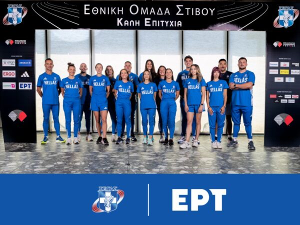 Η Εθνική Ομάδα Στίβου της Ελλάδας ποζάρει μπροστά από πανό για το Παγκόσμιο Πρωτάθλημα Στίβου στο Τόκιο.