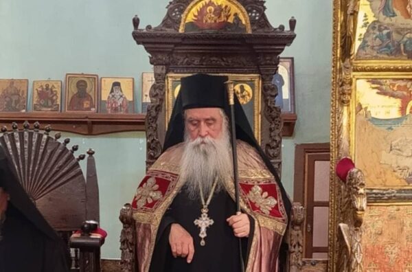 Ο Αρχιεπίσκοπος Σινά Δαμιανός σε επίσημη εμφάνιση, με την Μονή Σινά να βρίσκεται σε ήρεμα νερά.