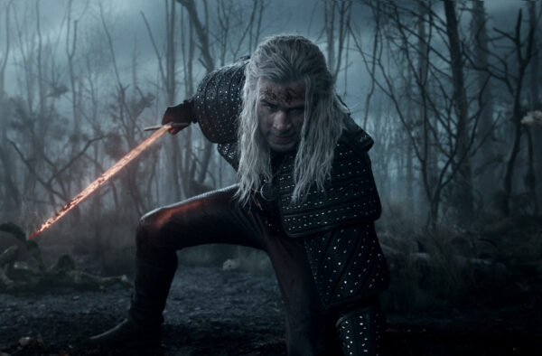 Ο Geralt του The Witcher ετοιμάζεται για μάχη με το μαγικό του σπαθί, όπως θα δείτε στο Netflix τον Οκτώβριο.